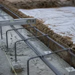 Fondation mur de cloture : semelle béton armée pour éviter fissures