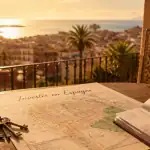 Investir en immobilier en Espagne, terrasse sur ville côtière