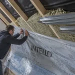 Toiture zinc isolation : membrane pare-vapeur posée en combles, entre chevrons et laine de roche