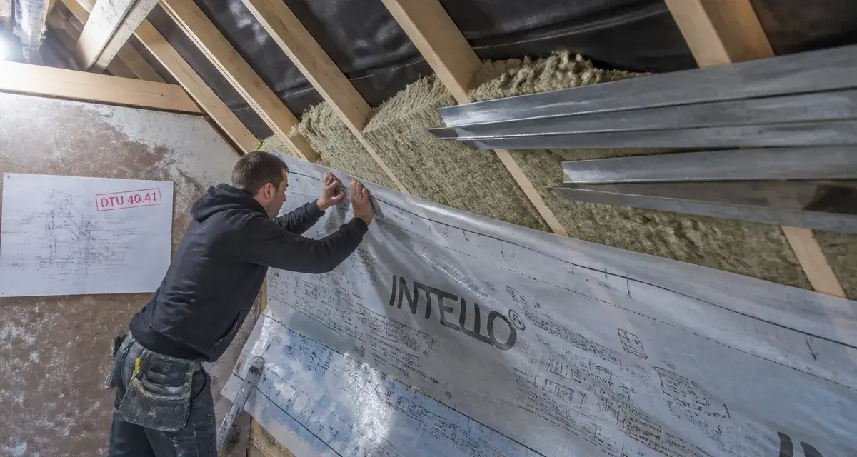 Toiture zinc isolation : membrane pare-vapeur posée en combles, entre chevrons et laine de roche