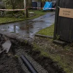 Tranchée pour drainer un terrain gorgé d’eau après une pluie