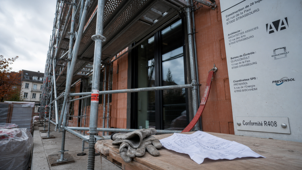 echafaudage fixe en acier au chantier, vues des niveaux et conformité