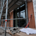 echafaudage fixe en acier au chantier, vues des niveaux et conformité