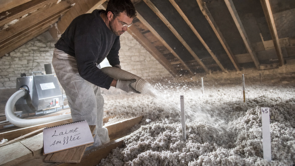 Souffler laine de roche en combles perdus : projection de flocons sur plancher