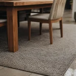 Tapis d'exterieur gris sable sur terrasse, après pluie