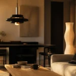 Luminaire design : suspension et lampe dans un intérieur moderne doré