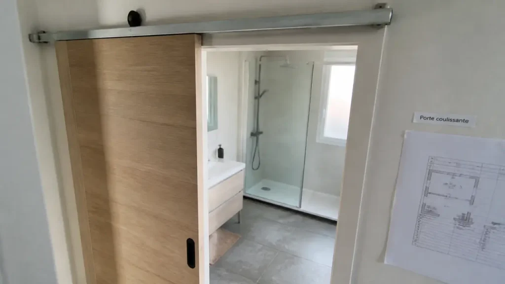Porte coulissante salle de bain : applique ou galandage, le bon choix selon l’espace