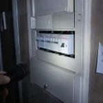 Panne électricité : tableau électrique avec porte entrouverte